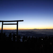 旅ログ　第16回
19.09.07-08 富士山（2度目）

5年前の挑戦では雨で5合目で直ぐに引き返しましたが、2度目の挑戦で登頂成功。

山小屋からのラストスパートは体力・精神的にきつかったですが、ガイドの方のお陰で無事に頂上でカップラーメンを食べられました。