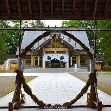 札幌神社（現北海道神宮）の御分霊をお祀りしている由緒ある帯廣神社。敷地面積約1万坪という広大な境内には、シマエナガやエゾリスなど北海道の人気者たちも遊びに来ます。張り子で作られた可愛らしいシマエナガみくじや御朱印帳、北海道独自の「えぞみくじ」や幸せ結び守りが人気のほか、綺麗に整えられた季節感のある花手水が話題を呼んでいます。#北海道 #帯広 #帯廣神社