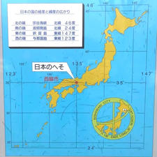 日本のペソ公園
もともとは、「岡之山公園」として整備されていた場所で、へそモニュメントが建つ岡之山の山頂や麓には古墳が築かれており、その南麓には「水車のある庭園」が作られています。公園の目の前の加古川には、奇岩が連なる津万滝を見ることができます。


＃サント船長の写真