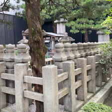 瑞泉寺　豊臣秀次の石櫃　
瑞泉寺の続きです。

豊臣秀吉から関白の位を譲られ聚楽第に住した秀次が、謀反の疑いをかけられて1595年（文禄4）に高野山で自刃させられた後、その子供5名と妻妾34名の計39名の一族が三条河原の南西詰めで処刑された慰霊碑です。

京都木屋町三条下がる東側

#サント船長の写真　#瑞泉寺豊臣秀次