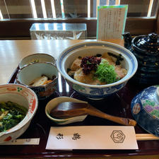 倉敷で食べた鯛茶漬け。
これは美味しい。
もう一品のままかりマリネも美味しい。