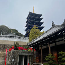 中山寺⛩あいにくの曇り空ですが青い五重塔がとても鮮やかで綺麗でした✨