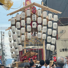 鷹山
祇園祭り後祭り

②文政9（1826）年の巡行で大雨にあって懸装品を汚損したことを理由に、翌年から加列しなくなりました。
それから現在まで約190年もの間、御神体をお飾りする居祭を三条通室町西入の町家等で続けてきました。
近年、復興の気運が高まり、2014年に鷹山囃子方、2015年5月に一般財団法人鷹山保存会を設立いたしました。そして2016 年1月に公益財団法人の認定されました。


#サント船長の写真　#京都三大祭り