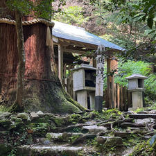 鞍馬寺から貴船に向かう途中に義経堂がありました。