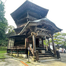 会津　サザエ堂

会津若松市の飯盛山にて建立された世界でも珍しい二重螺旋構造、「円通三匝堂」その特異な構造や外観がサザエに似ていることから「会津さざえ堂」とも呼ばれており、市内でも有数の観光スポットとなっています。

このお堂の特徴でもある螺旋構造は、万能人とまで言われた天才、レオナルド・ダ・ヴィンチが設計したともいわれており、それがめぐりめぐって会津若松に伝えられたともいわれています。その真相は定かではありませんが、訪れれば二重螺旋が生み出す“不思議な錯覚”に見舞われまるはずですよ！

#サント船長の写真　#さざえ堂　#飯盛山　#会津