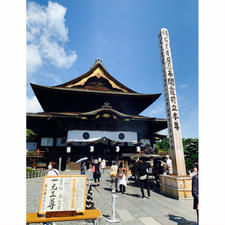 長野県善光寺
今年は御開帳の年
青空に回向柱が映えて凛とした気持ちになりました