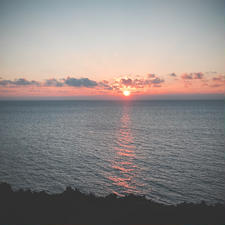 南大東島 夕日の広場。
誰もいない、何も邪魔のない水平線に沈む8月6日の夕日。