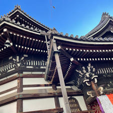 京都　頂法寺
六角堂
京都の街中にある
聖徳太子建立のお寺
生け花発祥の地とされています
本堂の形が六角形になっています