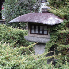 勧修寺の水戸光圀の灯籠
水戸光圀さんは余程財力が有ったのでしょうね、東寺の五重塔を始め京都のお寺を建てたり再建をされて居ますね。

一度光圀さんの関係するお寺を見聞したいですね♪

「京都に来たら灯籠を見てとうろう」は多分、此処の住職の遊び心でしようね😅

#サント船長の写真