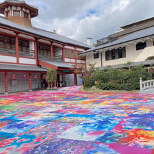 【道後温泉別館 飛鳥乃湯泉】

アートで華やぐ道後温泉♨️

「みんなの道後温泉 活性化プロジェクト」として中庭に展示されている美しい花のアートが素敵でした🌸

写真家である蜷川実花さんの美しい花の写真が中庭の床や壁面に敷き詰められていてとても素敵でした✨

勿論、温泉でお肌もしっとり〜🫧
時間が足りかなったので2階の休憩室には行けなかった🥺
次回はゆっくり浴衣を着て2階の休憩室も楽しもうっと😊



2022.12.1