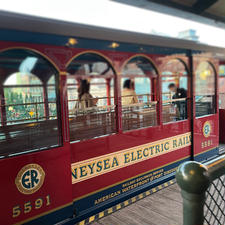 Tokyo Disney Sea
DisneySea Electric Railway (ディズニーシー・エレクトリックレールウェイ)

海外旅行気分を味わえる電車型のアトラクション、「ディズニーシー・エレクトリックレールウェイ」。アメリカンウォーターフロントとポートディスカバリー間を走っていますが、車窓からの眺めが抜群です！
#tokyodisneysea #electricrailway