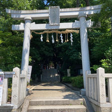 越木岩神社。
御神体はとっても大きな岩。
住宅地の中にあるとはとても思えない規模の鎮守の森に囲まれています。