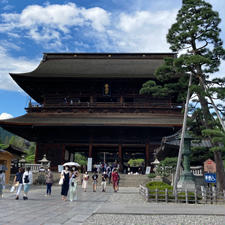 善光寺
牛に引かれて善光寺参りの伝説がある、長野県の寺院です。
仲見世には、長野名物のおやきのお店や土産物屋などが軒を並べます。
スタバもあるので、疲れたら少し休憩も○ですね（笑）
とうがらしで有名な八幡屋礒五郎本店もあり、香辛料をカスタムして自分好みの七味を作る販売もしています！