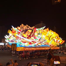 青森ねぶた祭
この大きな神輿を運ぶ青森の男達のたくましさも圧巻。
地元の人によると毎年新しいのを作っているので毎年違うらしい。