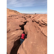 Anterope Canyon⛰ U.S.A.

この亀裂の下にはあの有名な景色が広がってる
もし行くならローワーをお勧めしたい
神秘的で圧倒される
恐竜の足跡なんかもある…🐾

ホースシューベンドも近くにあるので、1日で２つとも行くことができる。