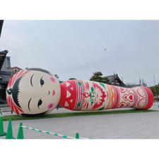 京都【東本願寺】
東本願寺前に横たわる巨大こけしの「花子」を見に行ってきました。
想像したより遥かに大きくてビックリ‼️夜はライトアップされるそうです。