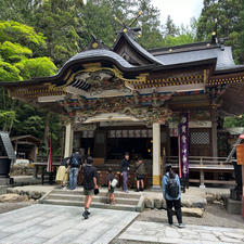 令和5年5月21日はとバスツアー
秩父郡長瀞町「寳登山神社」
時間がなく、ロープウェイの先の奥宮には行けず。
秩父市「三峯神社」
山道を上り、駐車場待ち1時間。厳粛な空気漂う山犬の領域。短い時間では見切れず。
秩父市「秩父神社」
西武秩父駅から徒歩数分。名工、左甚五郎の作が素晴らしい。