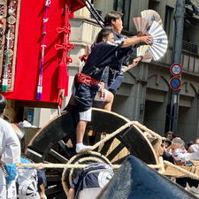 京都祇園祭後祭山鉾巡行
鷹山
辻回し
ハンドルのない大きな車輪を回すのは見応えはありますが、やはり大変そうでした。無事回し終えられた時、観客は拍手喝采です。