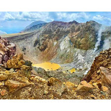 噴火警戒レベル1の活火山、雌阿寒岳（北海道）へ🥾♪

何度登っても山頂のポンマネチシリ火口は迫力満点🌋✨

登山初心者の方でも比較的チャレンジしやすいので、ぜひ登ってみて下さいね🤗