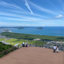 見晴らし最高！唐津の海は澄んでいて青い。この海の中をイカがいっぱい泳いでるんだろうな〜