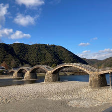 山口県/錦帯橋

'22.12.19

本当に美しい橋ですね😍
山の頂に岩国城🏯が見えています。
次は桜の季節に行けたら嬉しいなぁ☺️

#puku2'22
#puku2"12
#puku2青春18きっぷ旅'22.12
#puku2山口
#山口#錦帯橋