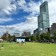 大阪・天王寺公園内に誕生した「てんしば」。家族とのんびり過ごせる芝生広場をはじめ、あべのハルカスを一望できるスポットやレストラン、カフェなどがあり、のんびりと過ごせますよ♪

#大阪 #天王寺 #てんしば #レストラン #旅田サトシ