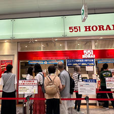 新大阪駅の551蓬莱は、いつも大行列。
この日は、40分待ちでした。
やはり！ここの豚まんは美味しい！シューマイ、エビシューマイもオススメ！

#551蓬莱
#horai
#豚まん
#新大阪
#シューマイ