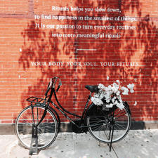 🇺🇸U.S.A.／NYC／Williamsburg (Bedford avenue station)

今注目のエリアだそうで、こんな洒落た壁と自転車がサラッとある…💐
このあたりのホテルに泊まったのですが、大当たりでした。
オシャカフェ、オシャ壁、なんでもあります。歩いている人もオシャレ。とにかく全部がオシャレ。

「代官山や表参道はこうなりたいんだろうなあ」と思うほどの完璧な街でした。
古着屋さん巡りも楽しかったです！

#ニューヨーク #インスタ映え #オシャ壁 #フォトスポット #街歩き