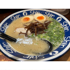 お久しぶりのShinshin🍜
今回はKITTE博多店へ。

ノープラン博多1人旅。突然Shinshinのラーメンが食べたくなり30分並んで着丼🍜やっぱり美味しいね💕︎

#福岡#博多#福岡グルメ#博多グルメ