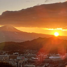 鳥取県、米子市にある米子城跡からの日の出です。
米子城があった、城山の山頂からは米子市内の街並みや、中海が。
お盆や、年末年始などは石垣のライトアップされます。元旦には色々なイベントも開催されますよ。

#米子
#yonago
#米子城
#yonago
#鳥取県