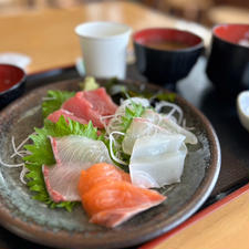 白浜行く途中、『もとや魚店』でお刺身定食をいただく。
まぐろもトロトロ😋