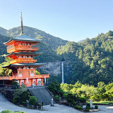 那智山青岸渡寺

この景色やっぱり素晴らしい！
那智の滝から熊野古道を歩いて２０分ほど上がると到着。
車でも昇れ、駐車場があります。