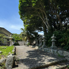 波切神社
大王崎灯台の隣りにあり、「崖っぷちの神社」と書いて有りましたが、別に崖っぷちでは有りませんでした、しかし、手入れが良く美しい神社でした。

#サント船長の写真　#灯台の隣接神社　#こんな所に