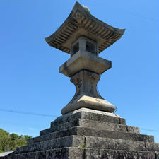 横田の常夜灯(水口関)

野洲川のこの辺りを横田川といい、江戸時代の参勤交代等で通行量が増加すると渡し船や渡し賃の制度が整えられました。この「渡し」を物語るのが泉側に立つ常夜燈。往時は夜も通行が絶えず、対岸の渡し場の目印として文政５年（１８２２年）に建設されたもので東海道随一の規模を誇っています。
現地投稿です。
2023・5月25日12:30
#サント船長の写真　#旧東海道の旅