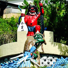 大分県別府市
地獄めぐり
かまど地獄
昔、氏神竈門八幡宮という神社のお祭に地獄の噴気でお供飯を炊く習わしがあったところから名付けられたようです。猛烈な噴気と共に高熱温泉が出ていて飲んだり蒸気浴ができるようになっており、6つの地獄があるのでいろいろ楽しめます。地獄の噴気で蒸したたまごも一個80円で食べられます。