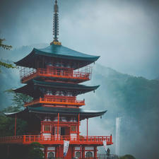 天気は、雨でしたが、より神聖な雰囲気が漂ってました。熊野古道も階段が難関でしたが、着いた先には壮大な滝があり、マイナスイオンたっぷりで癒されました。