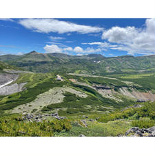 北海道・大雪山の「桂月岳」へ✨

黒岳から約30分、黒岳石室から約15分と、ちょっと足を延ばしたい方におすすめの山🏔️

黒岳石室を拠点にすれば子供でも登りやすく、ご来光スポットとしても人気🎶

カムイミンタラ（神々の遊ぶ庭）の景色を堪能してみて下さいね🤗