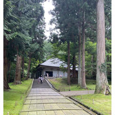 🌻2024夏休み in 東北🌻

中尊寺✨かの松尾芭蕉も訪れ有名な句を詠んだ地。

平泉文化の粋である金色堂を拝観。金箔だけでなく海外からもたらされた夜光貝を用いた螺鈿細工、象牙や宝石によって飾られ眩く輝いています✨金色堂は天治元年（1124）に奥州藤原氏初代清衡公によって上棟されたとされ、2024年はそれから900年の節目の年だそうです。

とても暑い日で徒歩で行くのは厳しいと判断、JR駅前から金色堂近くの駐車場までタクシーで行ったのですが、駐車場で蓮の花を見ることができました🪷 四代泰衡公の首桶（宝物殿に展示されています）の中から発見された種子が発芽したというミラクルな蓮だそうです。親切なタクシー運転手さんが道すがら、平泉のことを色々教えてくれました😊

#東北
#岩手
#平泉