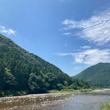 岐阜
板取川

鮎釣りをしている横で
川遊び