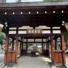 本能寺

京都の街中にある寺院。
信長公廟にお詣りさせていただきました。
2024.9.28