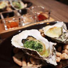 Oyster bar&Wine BELON（ブロン） 銀座 / Tokyo

銀座にあるオイスターバーでいただく絶品牡蠣料理色々！3種の生牡蠣と2種の焼牡蠣がつくコースでしたが、生牡蠣が美味しすぎて、追加オーダー。北海道の昆布森という牡蠣がすごく濃厚で美味でした！

前菜の雲丹プリンキャビア添えや牡蠣のパスタ、デザートまで全て美味しく、スタッフさんのサービスにも大満足！コスパ良すぎな、牡蠣好きにはたまらないお店です♪

◆一休.comレストラン予約のプラン◆
～銀座ランチ～雲丹プリン、生牡蠣3種・焼牡蠣2種・パスタチョイス＋1ドリンク（1日3組限定）3,500円

#tokyo #tokyosightseeing #tokyorestaurant #belonginza #bluemoon