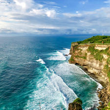 indonesia bali island🇮🇩
バリ島のウルワツ寺院。サンセットスポットで、日が沈む前からサンセットを求めた人達でいっぱいになります