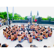 🇮🇩Bali Uluwatu Temple
ケチャ。
最後には無意識に口ずさんでしまうリズム。
伝統的な舞踏が初めてだからか、声に圧倒させられた。
ケチャ越しに日没が見れるのも◎