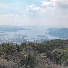 長崎県にある
弓張岳展望台から見た景色
この日は前日が雨で少し
モヤがかかっていたのが少し残念💫