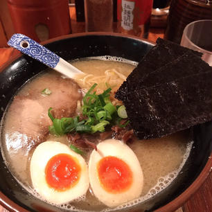 九州らーめん 艶まる 中野駅
中野駅は ラーメン屋さんが
多かった。どこに入店するか悩む。