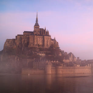 ▶︎フランス🇫🇷モン・サン・ミシェル

Le Mont Saint-Michel 

やはり、最大限にモン・サン・ミシェルを楽しんで頂くには、宿泊していただいて、日中の青空、夕焼け、夜、朝焼けと時間による風景の移り変わりを感じるのがオススメです✨ 満潮など潮の満ち引きも一緒に楽しめると思います😊

この写真は朝撮ったもので、カメラのモードで少し彩度など上がってるとは思いますが、日中の青空だけでなく、この紫・ピンクがかった空にも魅了されました🦋