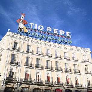 TIO PEPE ティオぺぺ Puerta del Sol 太陽の門広場 プエルタ・デル・ソル Madrid マドリードSpain スペイン
スペインを代表するシェリー酒のブランドが大きな看板を出している、シェリー好きにはたまらない場所