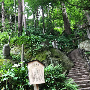 山寺の せみ塚です。

閑かさや岩にしみ入る蝉の声

で、有名な松尾芭蕉の句碑があります。
本当に静かな場所でした。