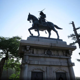 Statue of Date Masamune 伊達政宗像 Sendai Castle 青葉山 仙台城跡 Sendai city 仙台市 Miyagi pref 宮城県
伊達政宗公は仙台市街が一望できる丘の上で今日も市民を見守っている、日光は午前中が順光なので記念撮影は早め時間がベター