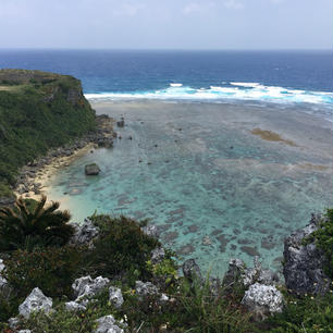 海中道路を渡って行く、沖縄・宮城島にある果報バンタ。台風3号の影響でカメラを構えるのも精一杯な強風が吹いてましたが、景色はすごーくきれいでした！